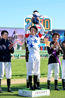 横山武史騎手も祝福「馬に乗っている姿は超一流で、格好良くて、憧れの人」　横山典弘騎手がＪＲＡ通算３０００勝　