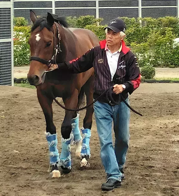 「今日は朝も早起きしちゃった。小学１年生みたいに（笑）」　ＪＲＡ通算１１２３勝の国枝元調教師が厩務員デビュー