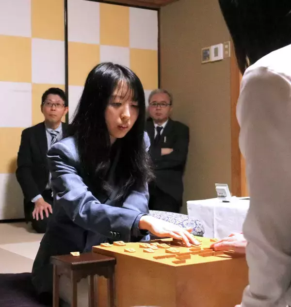 大島綾華女流二段、憧れの福間香奈女流王位とタイトル戦初対局　最終盤執念見せた「粘るしかなかったです」