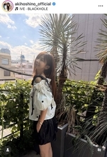 美デコルテ見せた！４９歳ほしのあき「肩まで素敵です」美脚もチラッ「ずーっとかわいい」三浦皇成騎手と結婚１５年