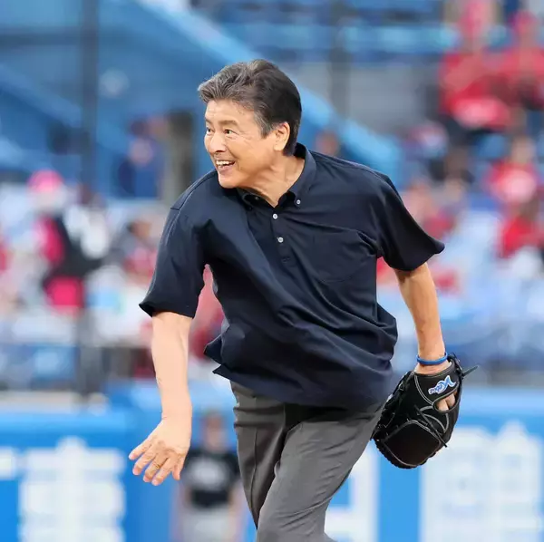 【ヤクルト】俳優の三浦友和が始球式に登場　ノーバンならずも「何とか届いてよかったです」