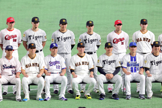 【球宴】全セの３１選手が東京Ｄのグラウンド入り打順＆継投を“委任”された巨人・坂本勇人と中日・大野雄大が並んで記念撮影