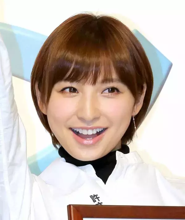 篠田麻里子が“変ぼう”姿で「親子」ショット…不倫ドラマで台頭、一般男性との再婚も話題