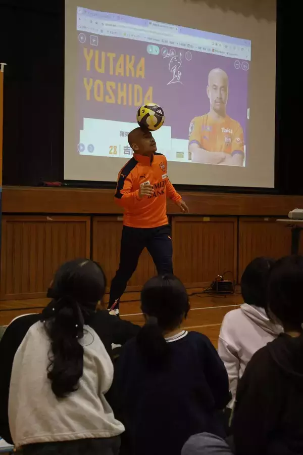 Ｊ１清水・吉田豊が母校・富士根南小を訪問　好きな食べ物聞かれ「富士宮やきそばにちょっとだけマヨネーズかけ」