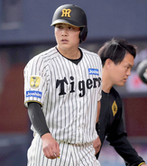 【阪神】伏見寅威、死球で途中交代…ＷＢＣ左腕の「ジェッスラ」曲がり過ぎで後ろの右足直撃