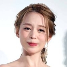 ３８歳美人声優、若かりし両親の夫婦ショット公開「めちゃ美男美女」「すごくお似合い」昨年８月に離婚発表の平野綾