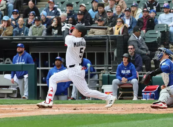 「村上宗隆が先制犠飛「４番・一塁」でスタメン出場…岡本和真と対決が実現」の画像