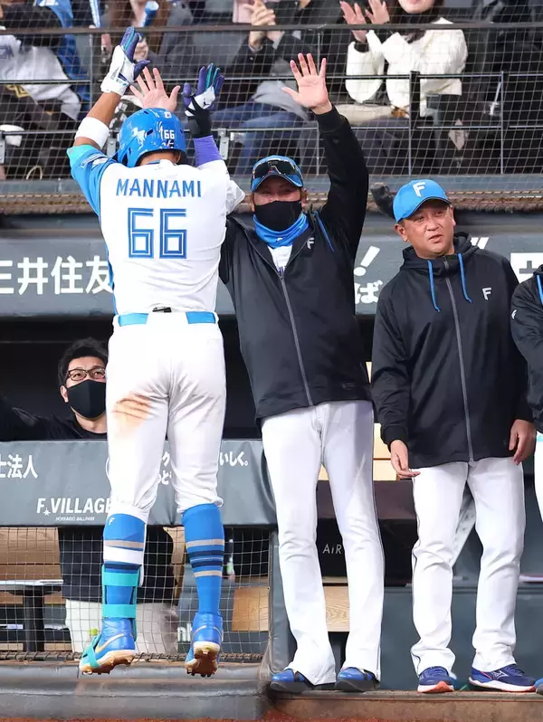「【日本ハム】プロ野球タイ記録の開幕９戦２２発で４連勝＆貯金１　万波中正が決勝の５号３ランで有原航平に復帰初白星　」の画像