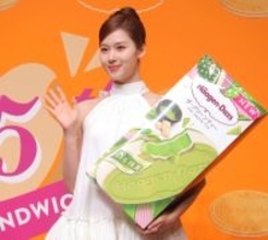 ＴＷＩＣＥ・ＳＡＮＡ　ミニワンピース姿で美脚披露　ハーゲンダッツは「私にとってもご褒美のような存在」