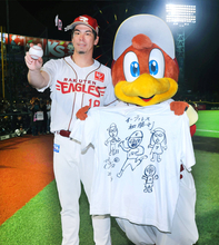 【楽天】 今季初勝利の前田健太がお立ち台で涙＆Ｔシャツ披露「すごく大切な日になった」「得意の絵をＴシャツに…」７回無失点の好投