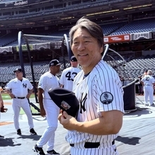 松井氏が伝統のヤンキースＯＢ戦で二塁打、先制のホームイン…右翼守備にもついて攻守で活躍