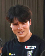 Ｊ２藤枝のＧＫ田口潤人が焼津東小を訪問　練習が楽しくなる方法を伝授