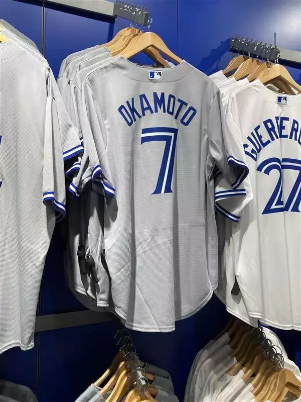 岡本和真のブルージェイズユニ　早くも現地ショップで販売開始…米ファンも大喜び「岡本選手がメジャーに来てとても興奮してます」