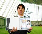 「【ＤｅＮＡ】ドラフト４位・片山皓心がアルバムを手に入寮「１軍で数多く投げたい」」の画像1