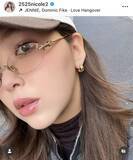 「第１子妊娠中の藤田ニコル、愛犬とリンクした妊婦コーデが「おしゃれで可愛い」「なんとなくママの顔」と話題」の画像1