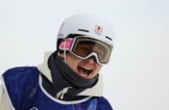 【五輪】激戦制して悲願の金メダルに輝いた戸塚優斗が表彰台で涙　何度も手で顔を覆い、涙をぬぐう…スノボ男子ＨＰ