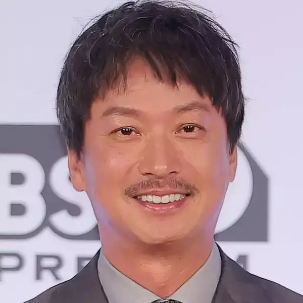 ６１歳・椎名桔平のコーヒー焙煎ショットに「色気がダダ漏れ」「シブい」「エプロンもナイス」ファンが絶賛