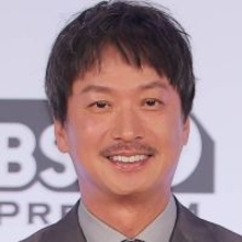 ６１歳・椎名桔平のコーヒー焙煎ショットに「色気がダダ漏れ」「シブい」「エプロンもナイス」ファンが絶賛