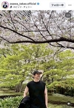 大沢たかお、桜の木の下で圧巻の上腕二頭筋！