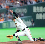 「【巨人】「なんかトリックプレーみたいになって」投手が転倒したのにピンチ脱出　球場騒然の珍プレーに阿部監督が言及」の画像1