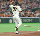 「【巨人】開幕２連勝狙う井上温大、先制許すも３回まで１失点発進　５回にも２点目を許す　折れたバットにヒヤリの場面も」の画像1