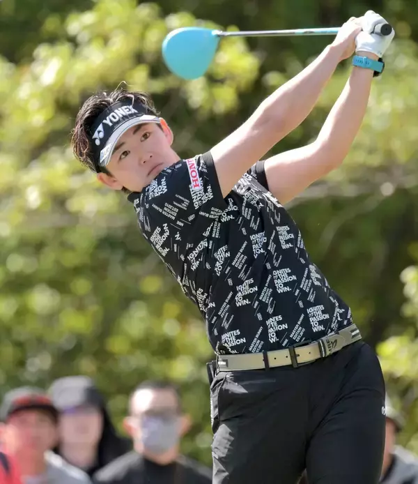 最初の２ホールで３アンダーの超ロケットスタート　岩井明愛が１３位から猛追も２打届かず２位