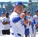 「ロバーツ監督が顔マネで再現？！　「投手専念」を伝えられた大谷翔平の表情を“完コピ”」の画像1