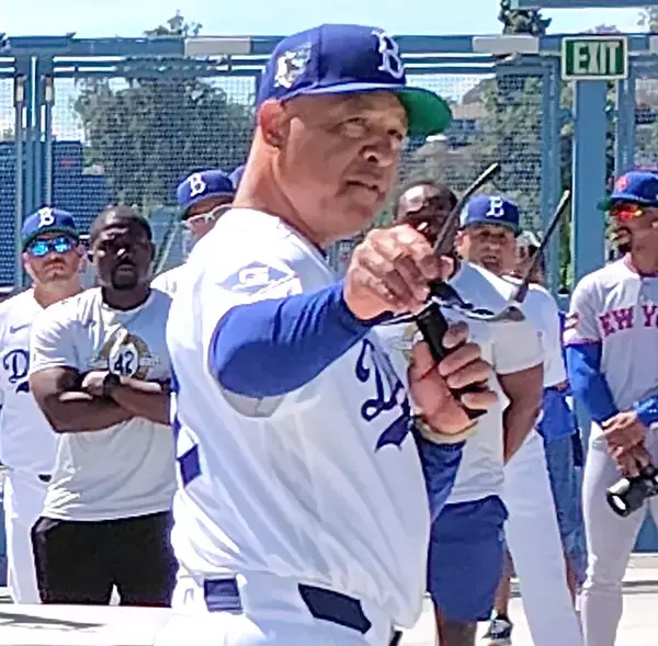 ロバーツ監督が顔マネで再現？！　「投手専念」を伝えられた大谷翔平の表情を“完コピ”