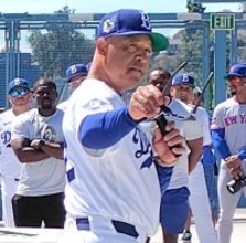 ロバーツ監督が顔マネで再現？！　「投手専念」を伝えられた大谷翔平の表情を“完コピ”