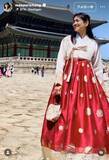 「「かわいいお姉さん」カリスマモデル・前田典子「還暦レッド」の韓服で韓国満喫「赤とってもお似合い」「素敵」」の画像1
