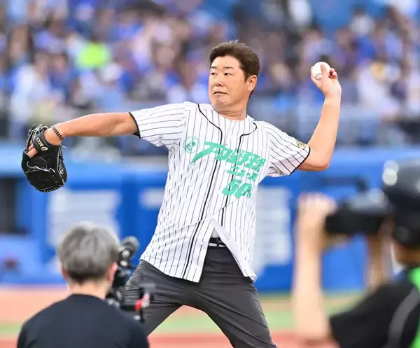 【ヤクルト】プロ野球ニュース５０周年で解説者の大矢明彦氏、野村弘樹氏、真中満氏がファーストピッチセレモニーに登場