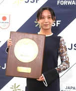 高木美帆さん　「マメクロゴウチ」のネイビーワンピースで国民栄誉賞授与式出席　決め手は「一番すらっと見えるから」