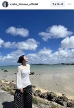 活動再開から約５か月「青空がめちゃくちゃ似合います」広末涼子、旅先の海岸ショットがオシャレ！