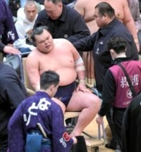 栃大海、右膝を負傷し立ち上がれず　車いすで花道を下がり相撲診療所へ
