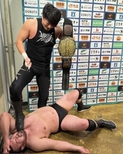 ウルフアロン、デビュー５連勝もバックステージで成田蓮に襲撃されＫＯ「覚えておけよ！」…２・１１大阪で激突