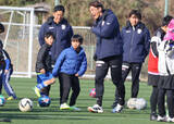 「【Ｊ２藤枝】槙野智章監督が鹿児島キャンプ最終日にこどもたちと交流　笑顔で充実感にじませる」の画像1