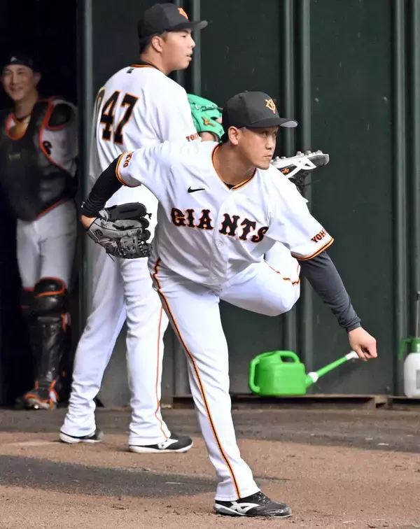 【巨人】育成１位・冨重英二郎が初ブルペン「真っすぐのキレを上げないと」