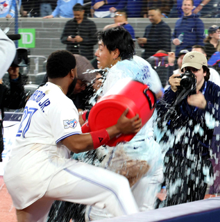 岡本和真、待望のメジャーデビュー戦でマルチ安打＆サヨナラ生還「本当にいいチームに来たんだなと」　一問一答