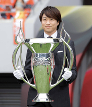 【ラグビー】櫻井翔がサプライズ登場　優勝トロフィーを手に　国立の大観衆どよめき「おおっ～！？」…ＰＯ決勝、神戸ｖｓ東京ベイのキックオフ前に