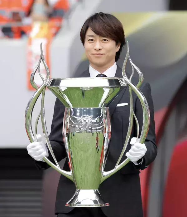【ラグビー】櫻井翔がサプライズ登場　優勝トロフィーを手に　国立の大観衆どよめき「おおっ～！？」…ＰＯ決勝、神戸ｖｓ東京ベイのキックオフ前に