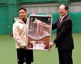 【ヤクルト】中村悠平「第２の故郷。落ち着く場所です」松山自主トレで名産品贈呈され感謝