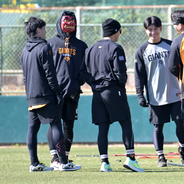 【巨人】小林誠司が赤鬼に変身… も”鬼感”ゼロ　ファンに手を振り、お面をとって爽やかスマイル