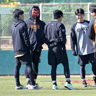 【巨人】小林誠司が赤鬼に変身… も”鬼感”ゼロ　ファンに手を振り、お面をとって爽やかスマイル