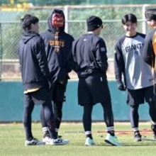 【巨人】小林誠司が赤鬼に変身… も”鬼感”ゼロ　ファンに手を振り、お面をとって爽やかスマイル