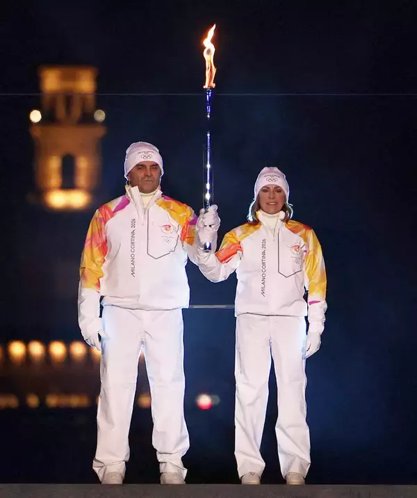 【五輪開会式】聖火台に同時に点火　アルベルト・トンバさんとデボラ・コンパニョーニさん…アルペン男女のレジェンド