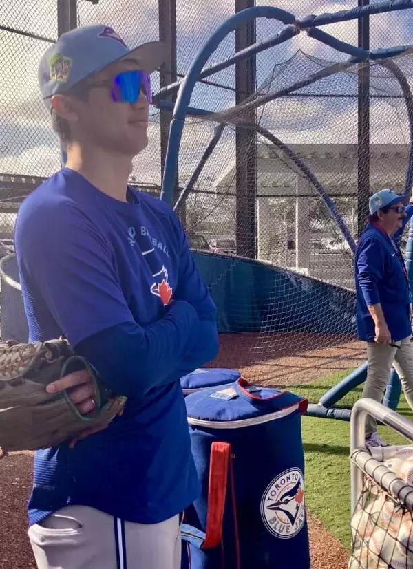 岡本和真、守備練習でハツラツ「アイ・ガリッ」　サポート役は元日本ハムの加藤氏