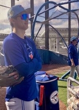 岡本和真、守備練習でハツラツ「アイ・ガリッ」　サポート役は元日本ハムの加藤氏