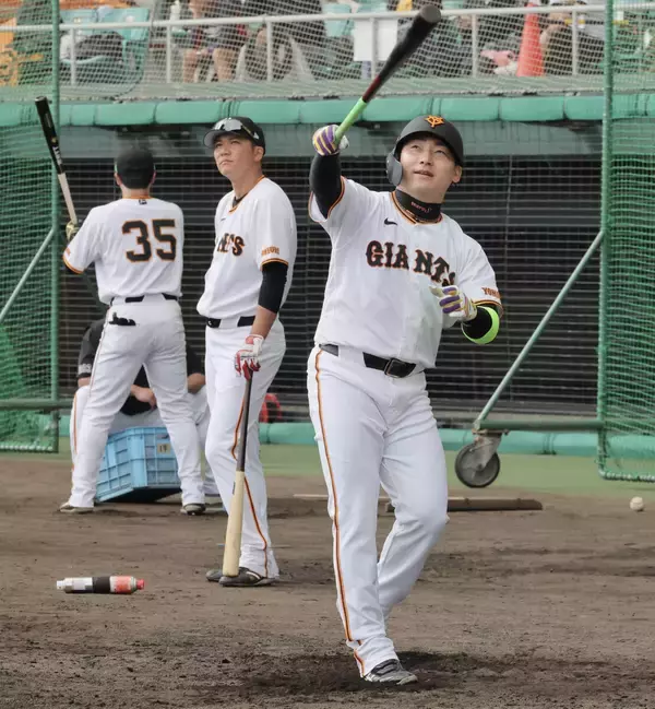 【巨人】丸佳浩が那覇キャンプを訪問した元広島・田中広輔氏と再会「すっきりした顔をしていました」