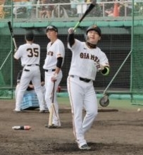 【巨人】丸佳浩が那覇キャンプを訪問した元広島・田中広輔氏と再会「すっきりした顔をしていました」