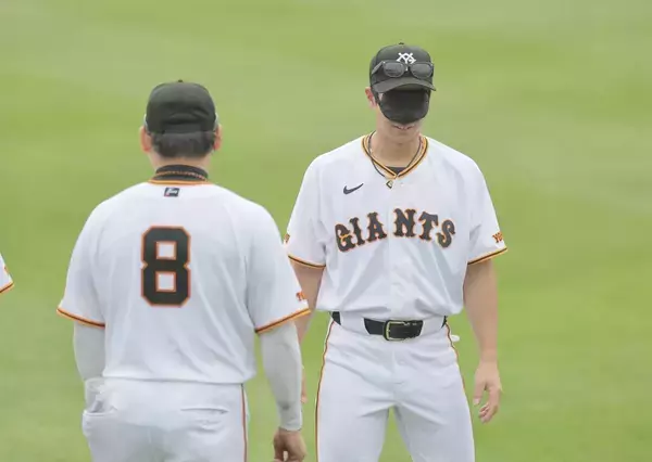 【巨人】外野陣がアイマスク集団に　目隠し珍練習実施…松本剛「自分が（左右）どっちに行きやすいとかクセがなんとなく出る」